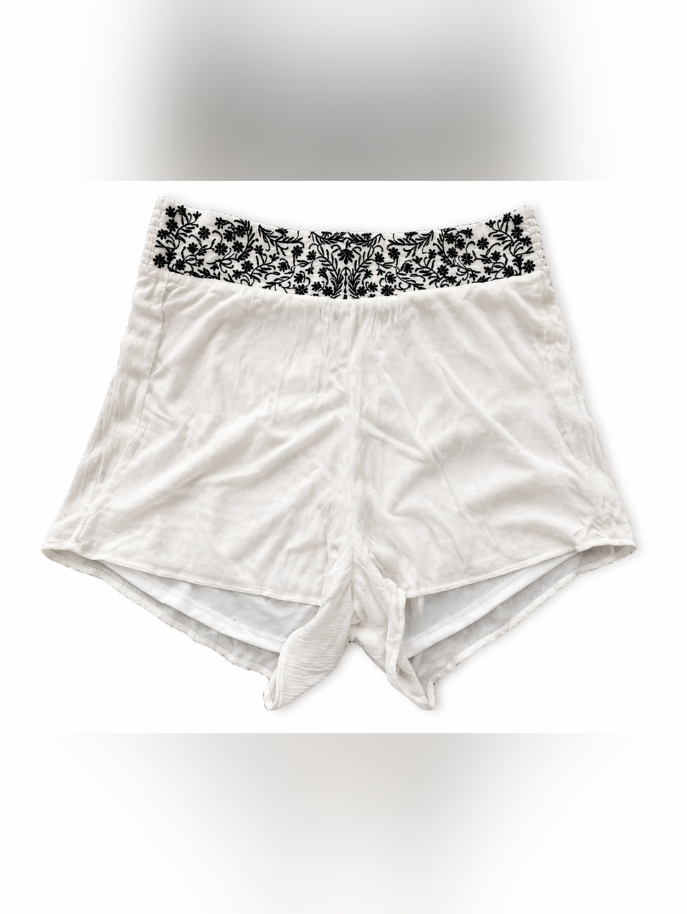 torrid Plus Size Off White Textured Shorts with Black Print Detail Size 22/24 - Picture 3 of 6